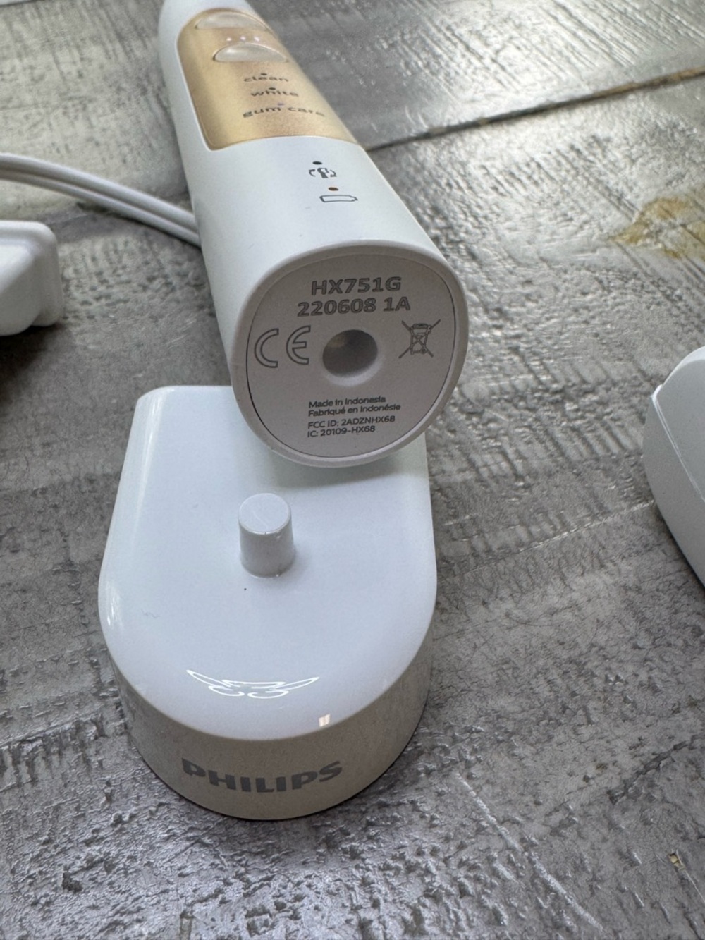 Philips Sonicare Professional Clean Rechargeable Electric Toothbrush White Gold - Picture 5 of 7